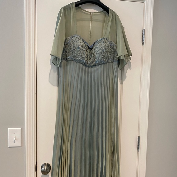 Sea foam green floor length gown - Picture 1 of 2